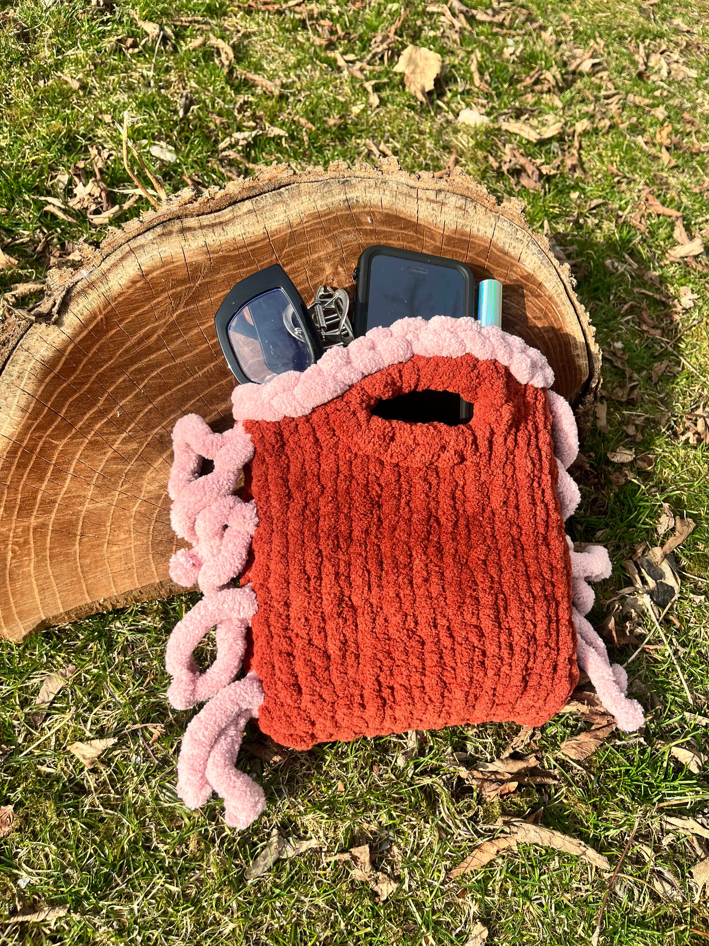 No Hassle Tassel Smedium Clutch