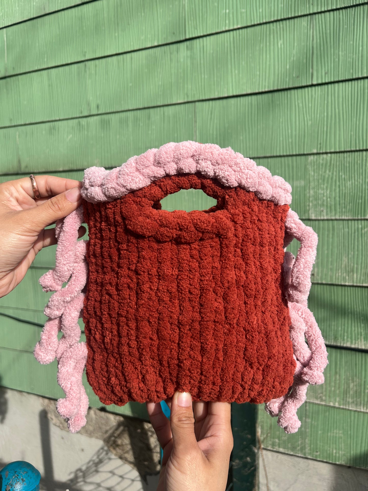 No Hassle Tassel Smedium Clutch